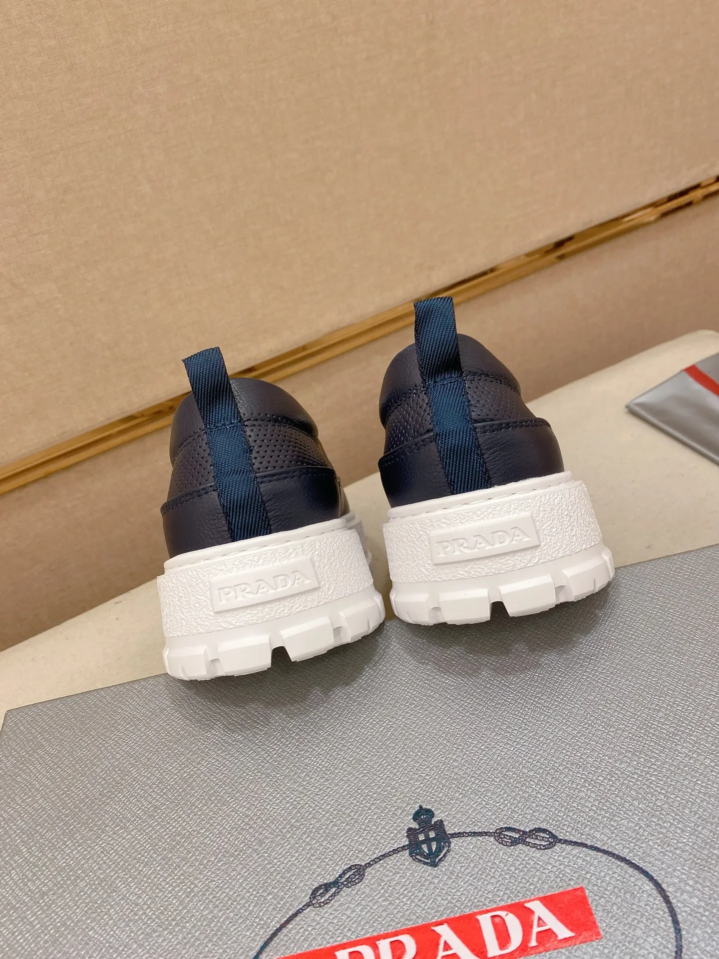 Men's shoes 💰 580💰 ✔️✔️✔️High version High-quality new PRADA (Prada) counters are launched simultaneously, new men's shoes, 😘fabrics are selected from first-layer cowhide fabrics. Lining: Imported cowhide leather lining. 👍🏿High-end☄️Open-molded non-slip rubber outsole, exquisite lines, simple and elegant, comfortable and high-end for leisure travel. Code number: 38 to 45